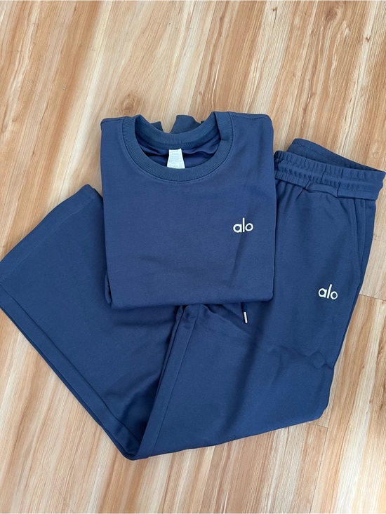 ALO Yoga Pants - Alo Navy Logo Sweatshirt & Jogger Set